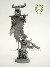 Сборная миниатюра из смолы Орк Знаменосец, 28 мм, Золотой дуб - фото