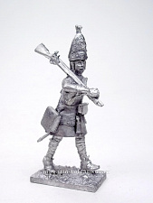 Миниатюра из олова Шведский гренадер в митре (оружие на плече прикладом вверх), 54 мм, Магазин Солдатики - фото