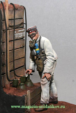 Сборная миниатюра из смолы Перед газовой атакой. Германский сапер из Pioniercommando Peterson. Ипр, 1:16, Citadel Models - фото