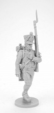 Сборная миниатюра из смолы Фузилёр идущий, в кивере, под курок. Франция, 1807-1812 гг, 28 мм, Аванпост - фото