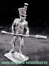 Миниатюра из металла AG 068 Фигура пешая «Рядовой с банником армейской пешей артиллерии, Франция», чернение 54 мм Ages - фото