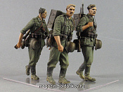 Сборная миниатюра из смолы «Барбаросса"№5 Немецкие пехотинцы с рацией "Torn.Fu.d2». Три фигуры. 1/35 Tank - фото