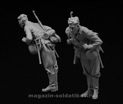 Сборные фигуры из смолы Немецкий солдат, осматривающий трофейный танк 1/35, Stalingrad