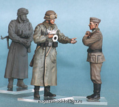 Сборная миниатюра из смолы Т 35024 Немецкий полевой жандарм с водителем 1941-45. Две фигуры. 1/35 Tank - фото