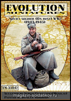 Сборная фигура из смолы ЕМ 35042 Советский солдат на отдыхе (Теркин). Вторая мировая, 1/35 Evolution
