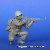 Сборная фигура из смолы Советский солдат с винтовкой СВД. Афганистан 1/35 MasterClub - фото