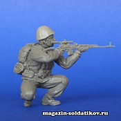 Сборная фигура из смолы Советский солдат с винтовкой СВД. Афганистан 1/35 MasterClub - фото