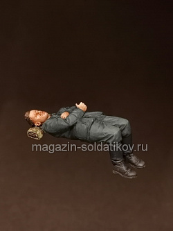 Сборная фигура из смолы SM 3576 Спящий водитель для SdKfz. 251 Hanomag, 1:35, SOGA miniatures
