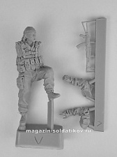 Сборная фигура из смолы Боец, опирающийся на блок с автоматом, 2014-2015 гг., 1:35, Три богатыря - фото