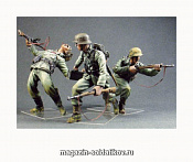 Сборная миниатюра из смолы Атакующие немцы, 41-45г. (в мундирах) 3 фигуры (1/35) 5.45 - фото