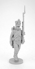 Сборная миниатюра из смолы Фузилёр идущий, в кивере, на плечо. Франция, 1807-1812 гг, 28 мм, Аванпост - фото