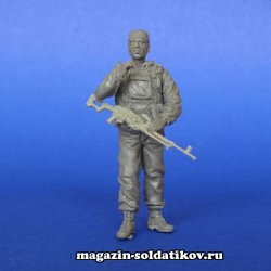 Сборная фигура из смолы Современный российский солдат с пулемётом ПКМ 1/35 MasterClub