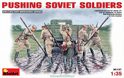 Сборные фигуры из пластика Толкающие советские солдаты MiniArt (1/35) - фото
