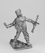 Миниатюра из олова Советский морской пехотинец, бросающий гранату (черный бушлат),1941-1945 гг, 54мм, Три богатыря - фото