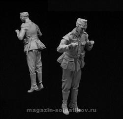 Сборные фигуры из смолы Немецкий солдат, осматривающий трофейный танк 1/35, Stalingrad