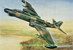 Сборная модель из пластика ИТ Самолет B-57G Night Hawk (1/72) Italeri