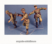 Сборная миниатюра из смолы «Гиблое место» Атакующая пехота СС (Курск 1943 г). 3 фиг. (1/35) 5.45 - фото