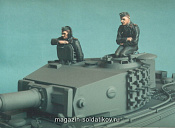 Сборная миниатюра из смолы Т 35008 Немецкие танкисты СС №2, лето 1940-45. Две фигуры. 1/35 Tank - фото