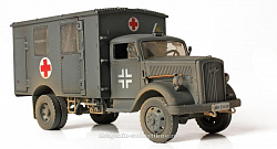 Масштабная модель в сборе и окраске Германия, Скорая помощь 4X4 Ambulance, 1:32 Unimax