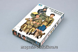 Сборные фигуры из пластика Советские танкисты с регулировщицей (1:35) Трумпетер