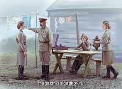 Сборная модель из пластика Советские женщины-военнослужащие, 1941-1942г («А зори здесь тихие») (1/35) ICM