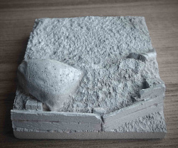Фрагмент песчаного бруствера окопа с мешком aRtБаZа