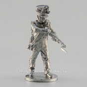 Сборная миниатюра из металла Егерь, заряжающий «по-егерски» 28 мм, Аванпост - фото