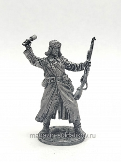 Миниатюра из олова Боец РККА в шинели с гранатой 1942-43 гг., 54мм. EK Castings (WW2-84) (WW2-84)