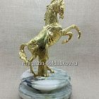 Фигура из бронзы Статуэтка из бронзы «Конь на дыбах» на подставке из мрамора (096-323) (096-323)