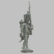 Сборная миниатюра из металла Гренадер в шапке, идущий, Франция 1806-1813 гг, 28 мм, Аванпост - фото