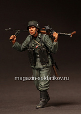 Сборная фигура из смолы Немецкий пехотинец с противотанковым ружьём PzB-39, 1:35, SOGA miniatures - фото