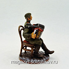 Боец РККА на отдыхе с бояном 1945 год, 54 мм, Студия Большой полк