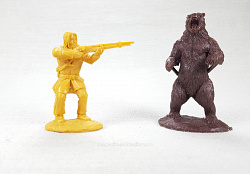 Солдатики из пластика Выживший траппер и Медведь (желтый и коричневый), 1:32 Хобби Бункер