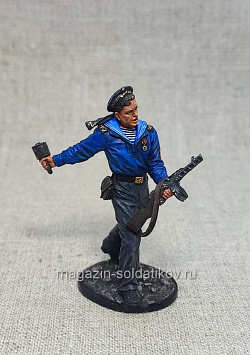 Миниатюра из олова Краснофлотец с противотанковой гранатой, 54 мм, Студия Большой полк (ИЛ2376.14.01.54) (ИЛ2376.14.01.54 )