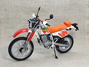 Масштабная модель в сборе и окраске Мотоцикл Honda XLR BAJA (MD22) 1991 1/12 - фото