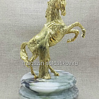 Фигура из бронзы Статуэтка из бронзы «Конь на дыбах» на подставке из мрамора (096-323) (096-323)