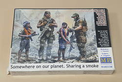35200 Somewhere on our planet. Sharing a smoke Master Box 1/35 (445-319) (445-319)