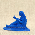 Материал - двухкомпонентный пластик Неандерталец №4, женщина шьет шкуру, 54 мм (смола, синий), Воины и битвы