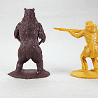 Солдатики из пластика Выживший траппер и Медведь (желтый и коричневый), 1:32 Хобби Бункер