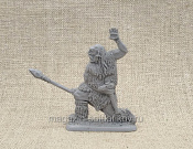 Материал - двухкомпонентный пластик Неандерталец №8, на колене, с копьем в правой руке, 54 мм (смола, серый), Воины и битвы - фото