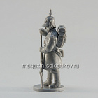 Сборная миниатюра из смолы Мушкетёр в каске, засыпающий патрон в ствол, 28 мм, Аванпост