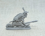 Материал - двухкомпонентный пластик Неандерталец №11, крадущийся в шкуре оленя, 54 мм (смола, серый), Воины и битвы - фото