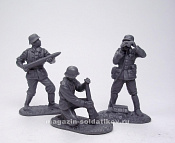 Солдатики из пластика German Artillerymen 3 figures in 3 poses (gray), 1:32 ClassicToySoldiers - фото