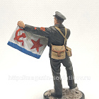 Миниатюра в росписи Краснофлотец со знаменем, 1941-1943 гг, 54 мм (НФ0065.14.01.54) (НФ0065.14.01.54 )
