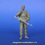 Сборная фигура из смолы Современный российский солдат с пулемётом ПКМ 1/35 MasterClub - фото