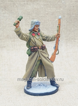 Боец РККА в шинели с гранатой 1942-43 гг., 54мм, Красный фронт, 54 мм (КФ-032) (КФ-032)