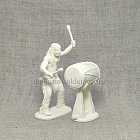 Сборная миниатюра из смолы Индейский воин с барабаном 1/24 Alex-Moscow (AM243) (AM243)