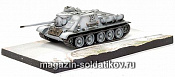 Масштабная модель в сборе и окраске Д Танк СУ-85M с диорамной подставкой(зимний камуфляж) (1/72) Dragon - фото