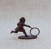 Материал - двухкомпонентный пластик Мальчик с колесом, 40 мм (смола, серый), Воины и битвы - фото