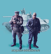 Сборная миниатюра из смолы Советские офицеры, танкист и пехотинец (лето 1943-45). Две фигуры. 1/35 Tank - фото